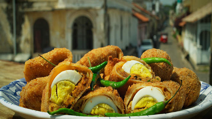 <br/>Freshly baked 2 Egg rolls<br/><br/>Ingredients<br/>Boiled eggs, Rice flour, Coconut oil, Red Onions, Green Chillies, Turmeric powder, Chilli flakes, Salt, Pepper